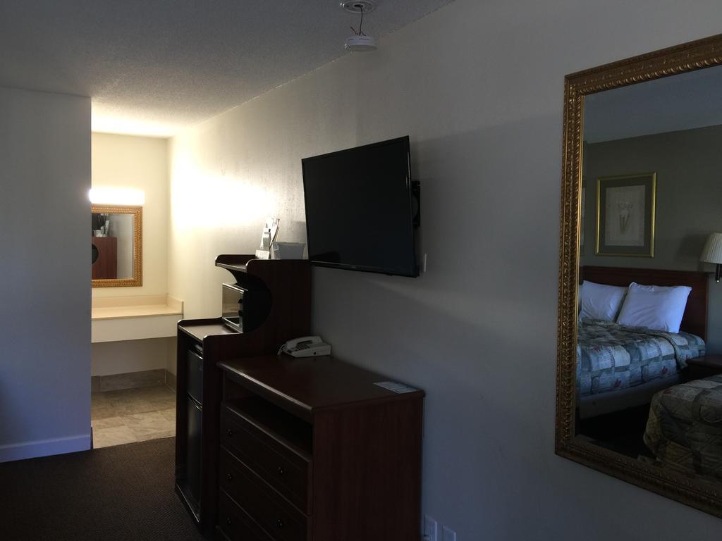 Red Carpet Inn & Suites - دانفيل المظهر الخارجي الصورة